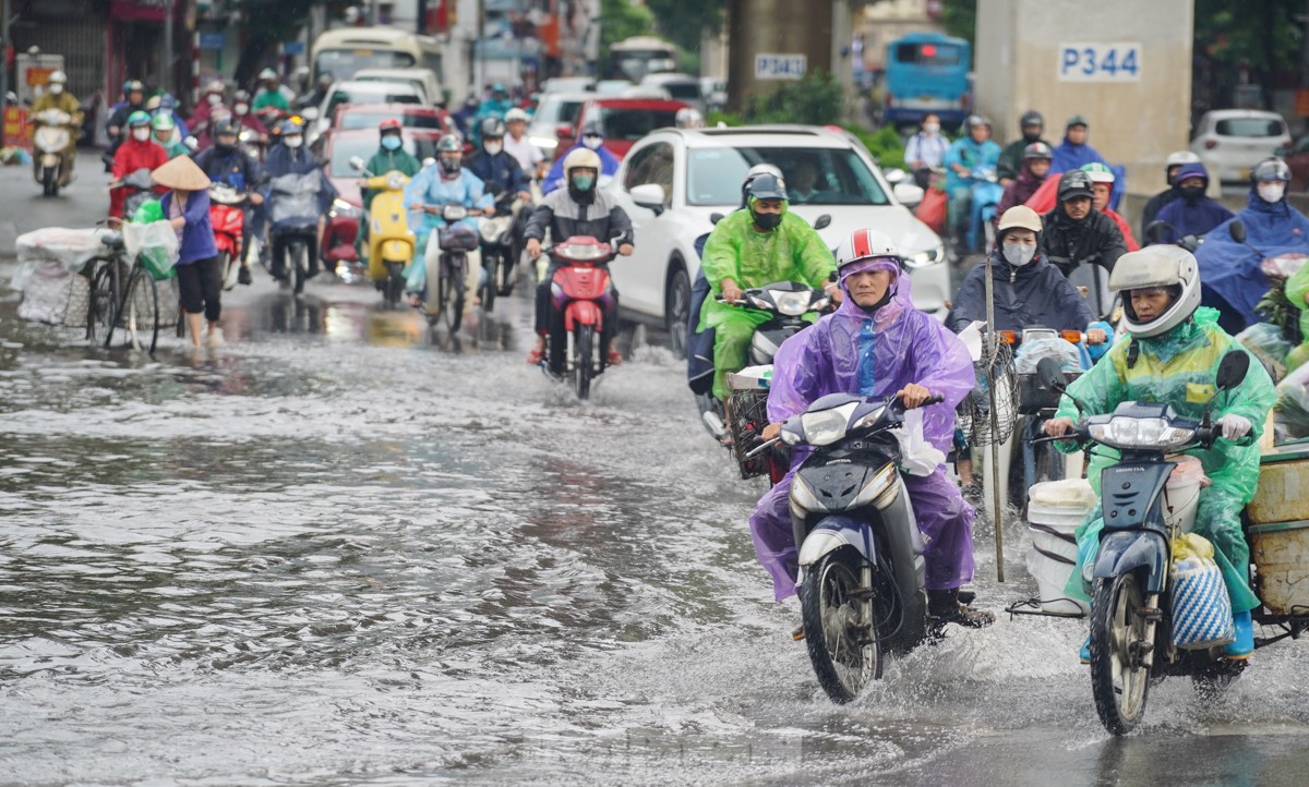 Người Hà Nội chật vật đi làm trong cơn mưa nặng hạt ảnh 10