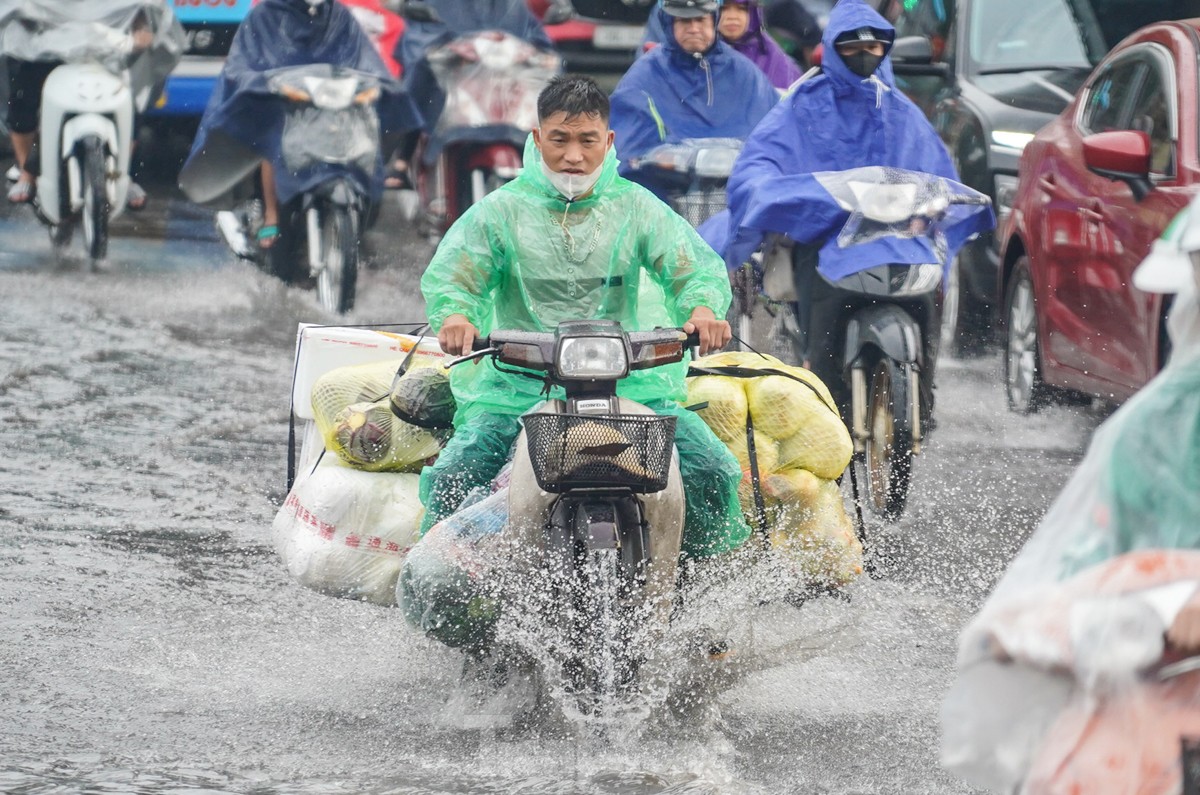 Người Hà Nội chật vật đi làm trong cơn mưa nặng hạt ảnh 11