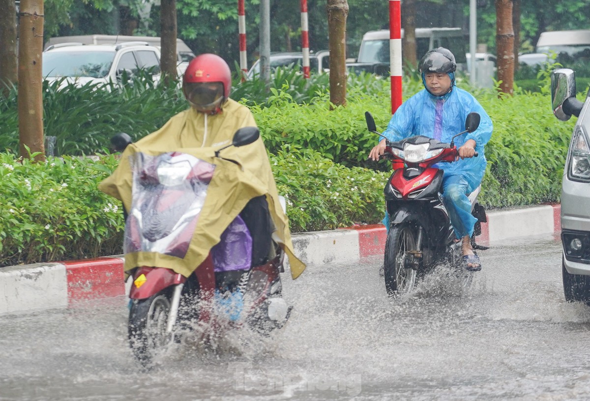 Người Hà Nội chật vật đi làm trong cơn mưa nặng hạt ảnh 14