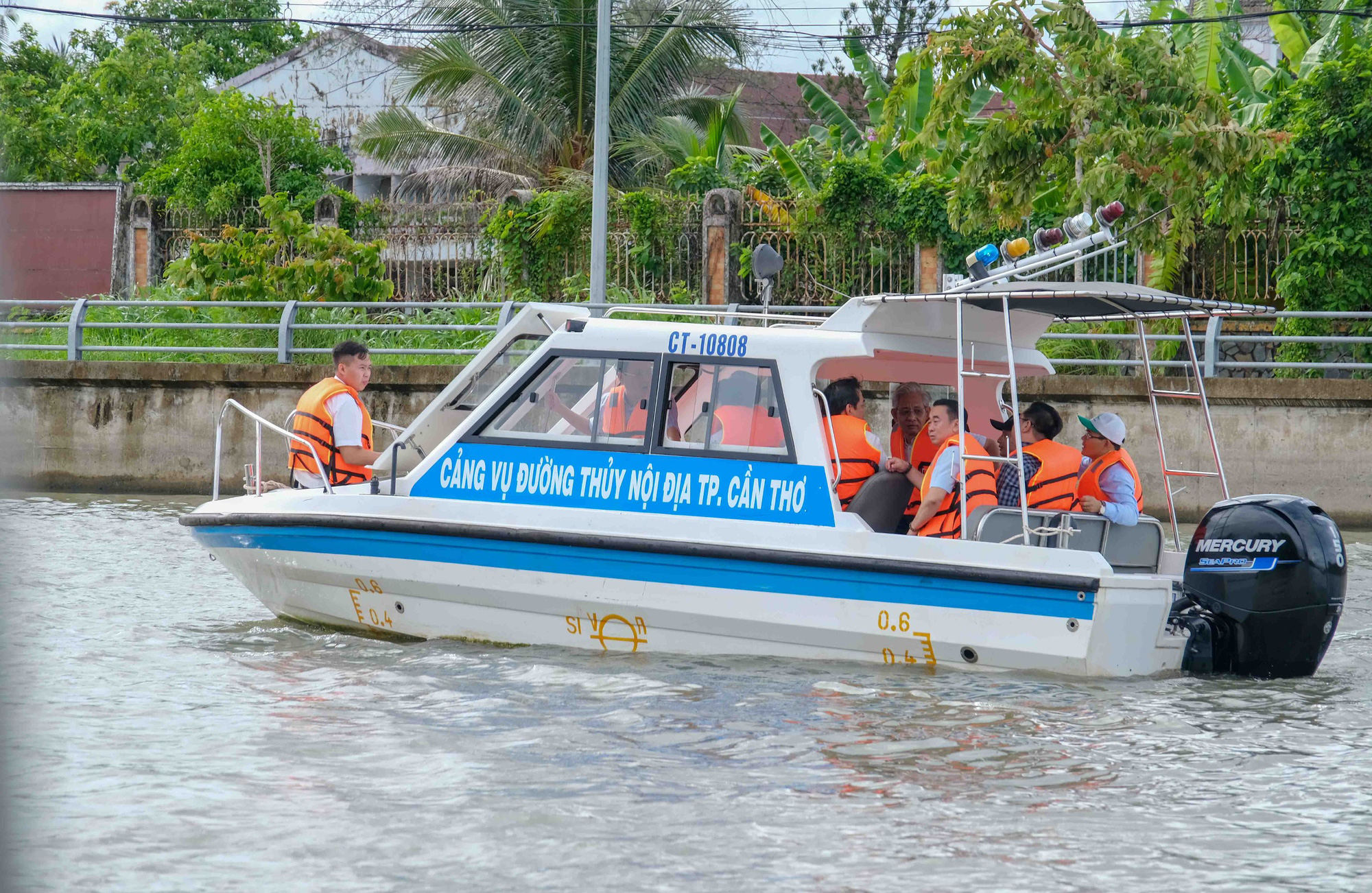 Đoàn khảo sát buýt sông dọc sông Cần Thơ - Ảnh: T.L