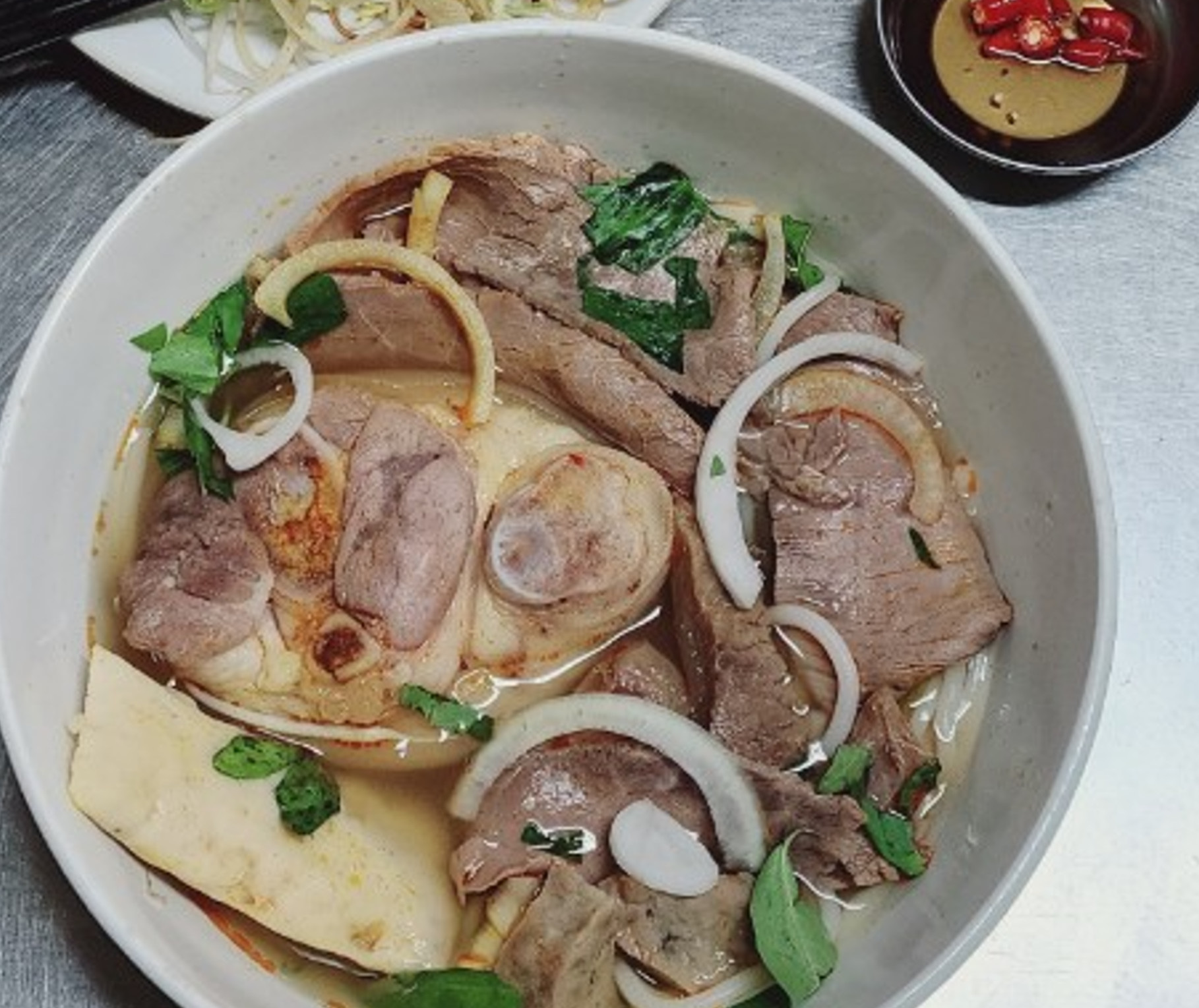 Bún bò Huế ở đây có giá dao động 30.000 - 65.000 đồng - Ảnh: CN