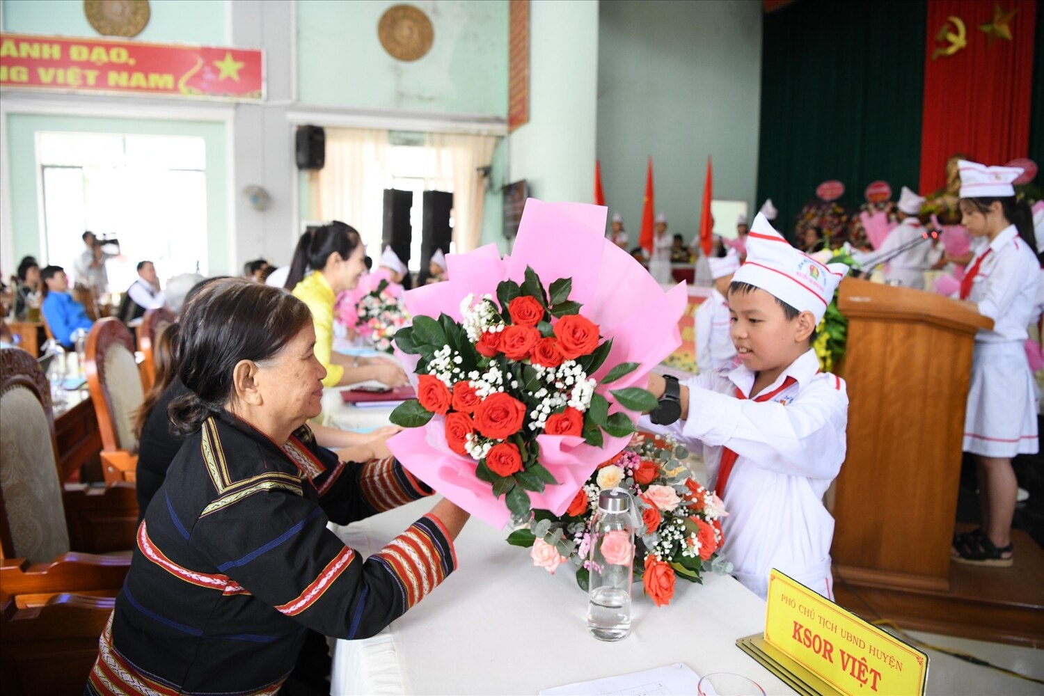 Thiếu nhi của huyện tặng hoa cho các đại biểu tham dự Đại hội