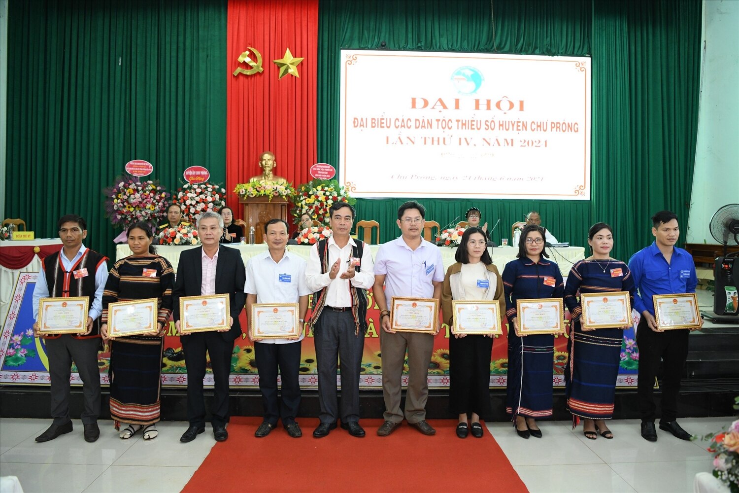 UBND huyện Chư Prông khen thưởng cho tập thể, cá nhân đã có thành tích xuất sắc trong công tác dân tộc và thực hiện chính sách dân tộc 