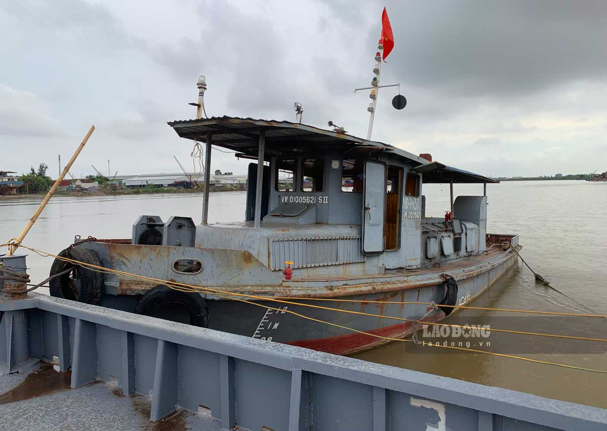 Ngoài phục vụ đường bộ, hằng ngày cầu phao Ninh Cường sẽ dùng cano kéo phao để mở luồng lưu thông đường thủy cho tàu, thuyền đi lại và theo giờ quy định từ 9h - 10h và 15h - 16h. Sau đó, cầu phao sẽ được tàu nhỏ kéo lại để kết nối cho các phương di chuyển tiếp.