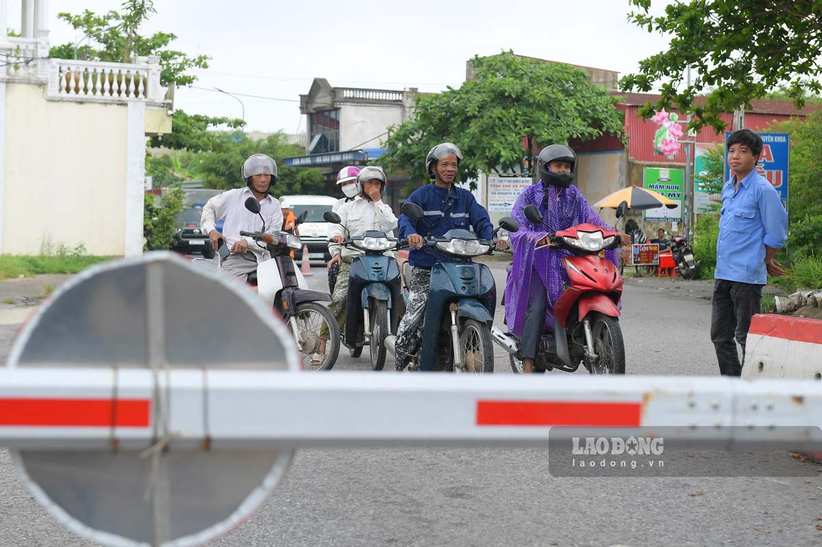 Ông Vũ Mạnh Hảo - đại diện Ban quản lý bến cầu phao Ninh Cường - cho biết: “Tôi gắn bó với cầu phao Ninh Cường từ những ngày đặt phao đầu tiên đến nay đã gần 25 năm nên tôi hiểu việc vận hành cầu phao yêu cầu phải thật cẩn thận và chuẩn xác vì ngoài đường bộ còn là đường thủy, chúng tôi cần phải mở phao đúng giờ để tàu, thuyền di chuyển qua. Hiện tại, ở cầu phao này có 28 công nhân chia theo 3 ca làm việc để túc trực 24/24. Bên cạnh việc vận hành phương tiện lưu thông, các công nhân cần kiểm tra cầu thường xuyên để tu sửa, bảo dưỡng kịp thời, tránh trường hợp xấu xảy ra“.