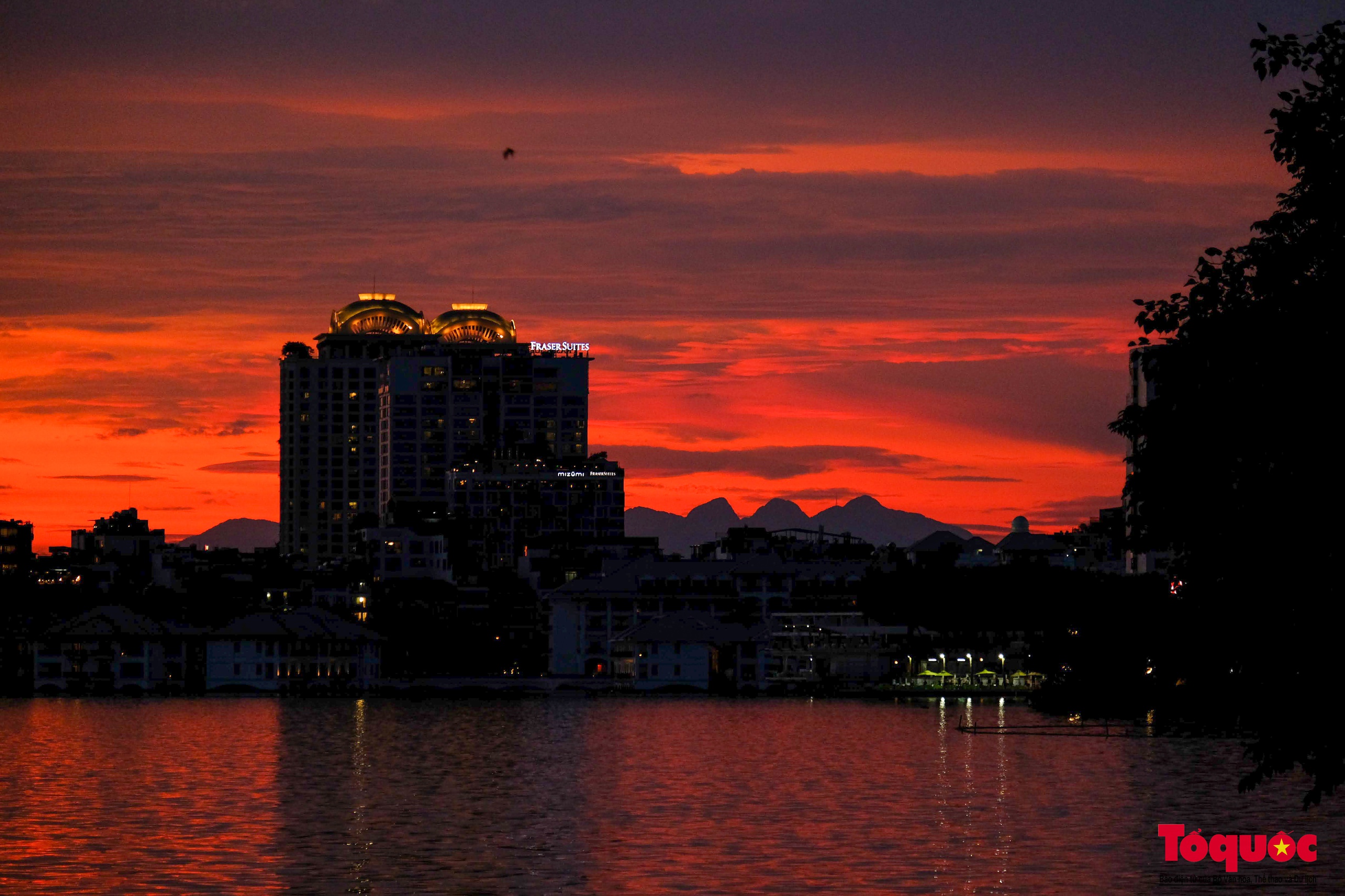 Khoảnh khắc hoàng hôn Hồ Tây, vẻ đẹp bình yên giữa lòng Hà Nội - Ảnh 4.