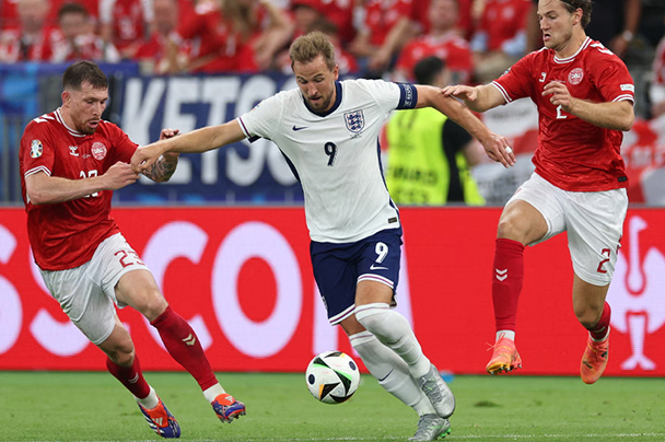 Harry Kane không nhận được nhiều sự hỗ trợ từ các vệ tinh xung quanh. Ảnh: AFP