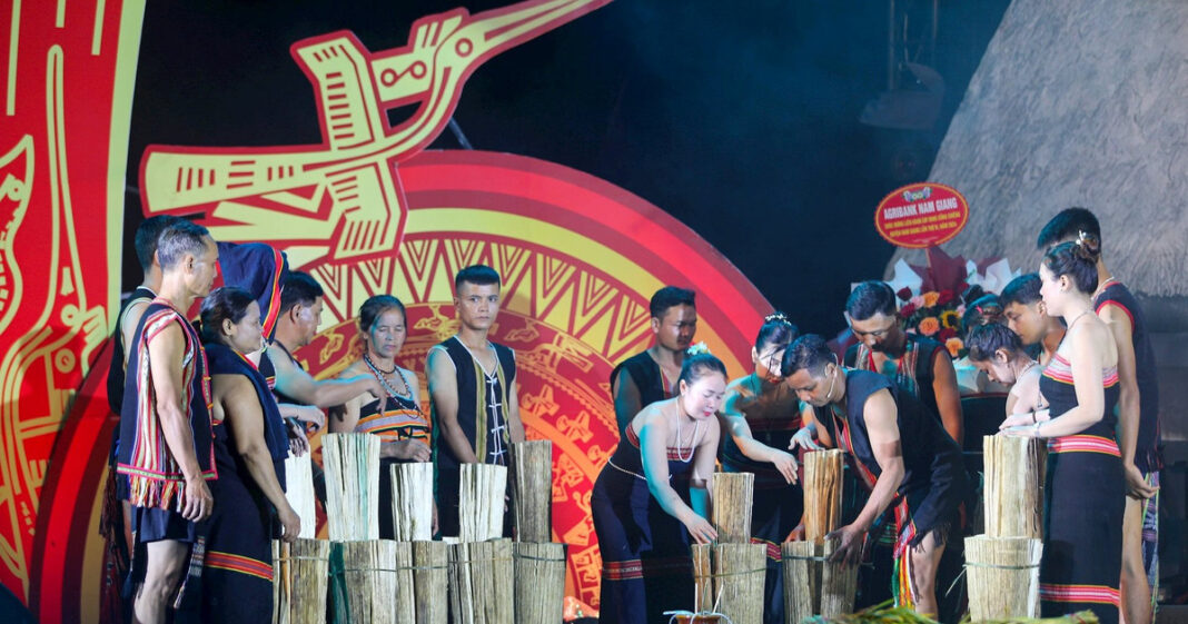 Sôi động Lễ hội “Âm vang cồng chiêng” huyện miền núi Nam Giang