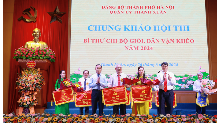 Lãnh đạo quận Thanh Xuân trao 2 giải Nhì cho bà Nguyễn Thị Kim Ngọc - Bí thư Chi bộ, Hiệu trưởng Trường Tiểu học Phan Đình Giót (thuộc Đảng bộ phường Thượng Đình) và ông Phạm Đức Hạnh - Bí thư Chi bộ Khu dân cư Giáp Nhất (thuộc Đảng bộ phường Nhân Chính)