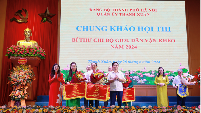 Lãnh đạo quận Thanh Xuân trao 2 giải Ba cho bà Phan Thị Mùi - Bí thư Chi bộ Trường Mầm non Tuổi Hoa (thuộc Đảng bộ phường Thanh Xuân Nam) và ông Phạm Văn Lại - Bí thư Chi bộ 17 (thuộc Đảng bộ phường Khương Mai)