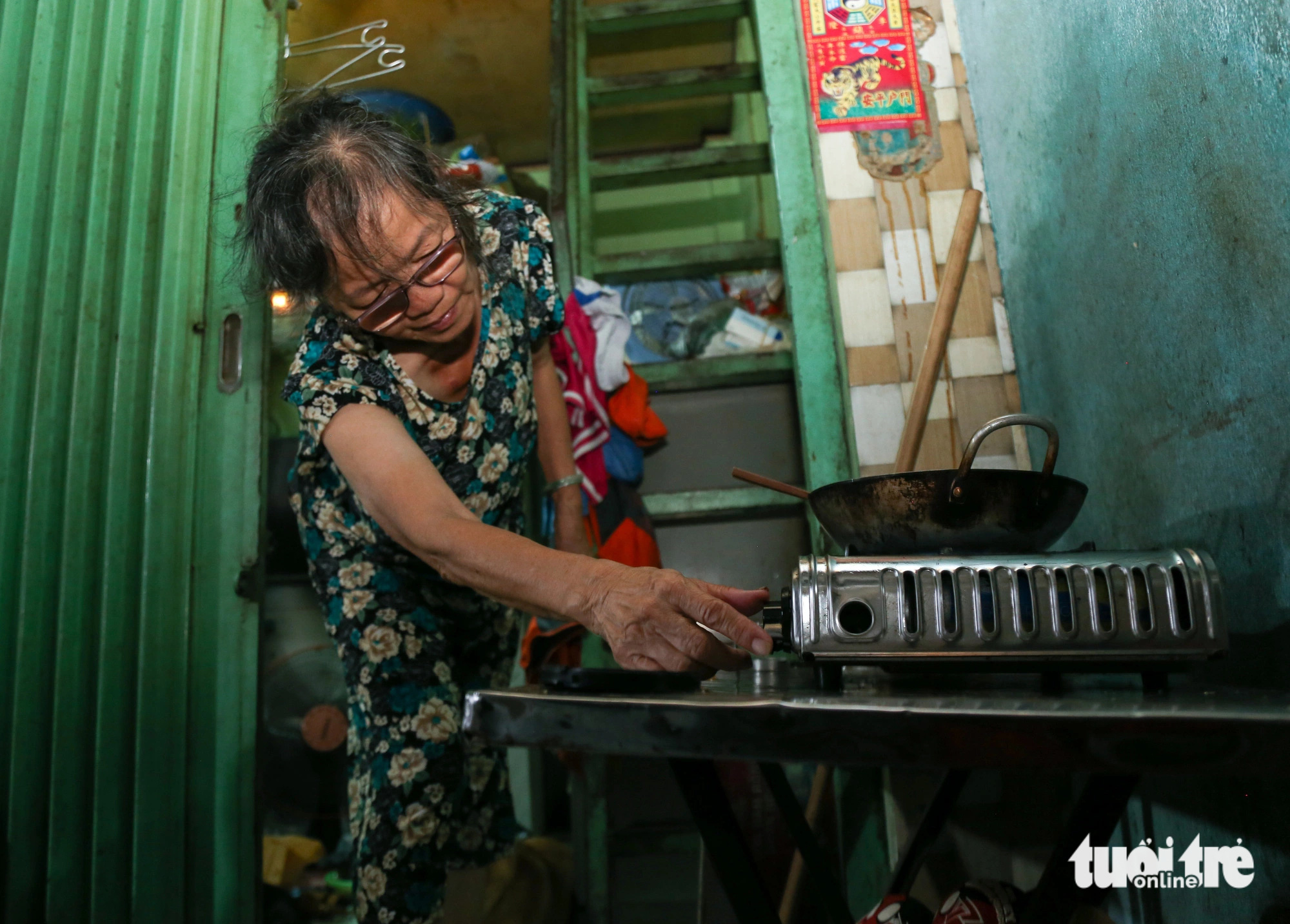 Người thì đông hơn nhưng căn nhà lại chẳng rộng ra, vẫn vỏn vẹn 4m2 cho 5, 6 người ở. Sau đó, chồng bà Hoa mất và cô con dâu qua đời vì ung thư. Căn nhà hiện còn 4 người ở, bà ở tầng dưới, con trai và hai cháu ở trên gác gỗ. Tất cả mọi sinh hoạt của gia đình diễn ra trước cửa nhà. Nấu ăn ngoài đường, ăn uống ngoài đường, giặt giũ ngoài đường rồi xe cũng để ngoài đường. Chiếc bếp ga nhỏ kê tạm ngoài trời để nấu cơm. Những ngày Sài Gòn mưa tầm tã, bếp ga bị 