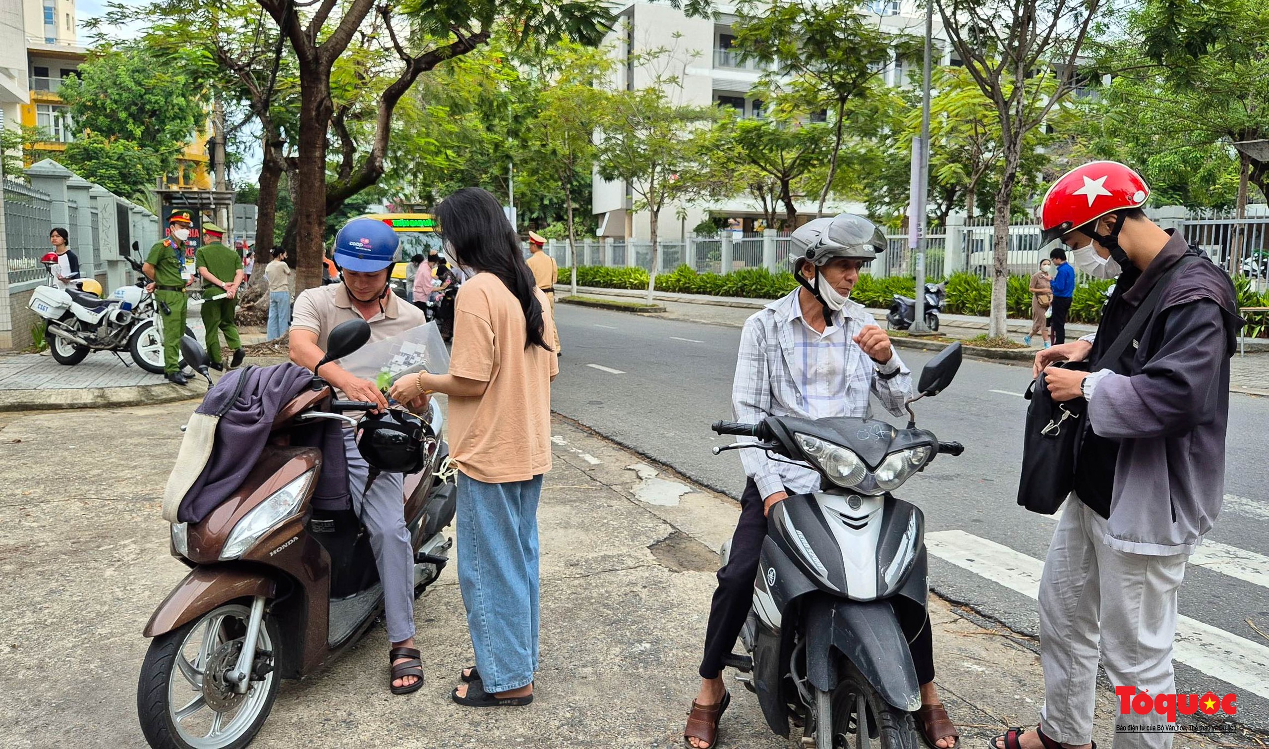 Mais de 13.000 candidatos em Da Nang se inscreveram para o exame de formatura do ensino médio de 2024 - Foto 2. Hơn 13.000 thí sinh ở Đà Nẵng bước vào kỳ thi tốt nghiệp THPT 2024 - Ảnh 2.