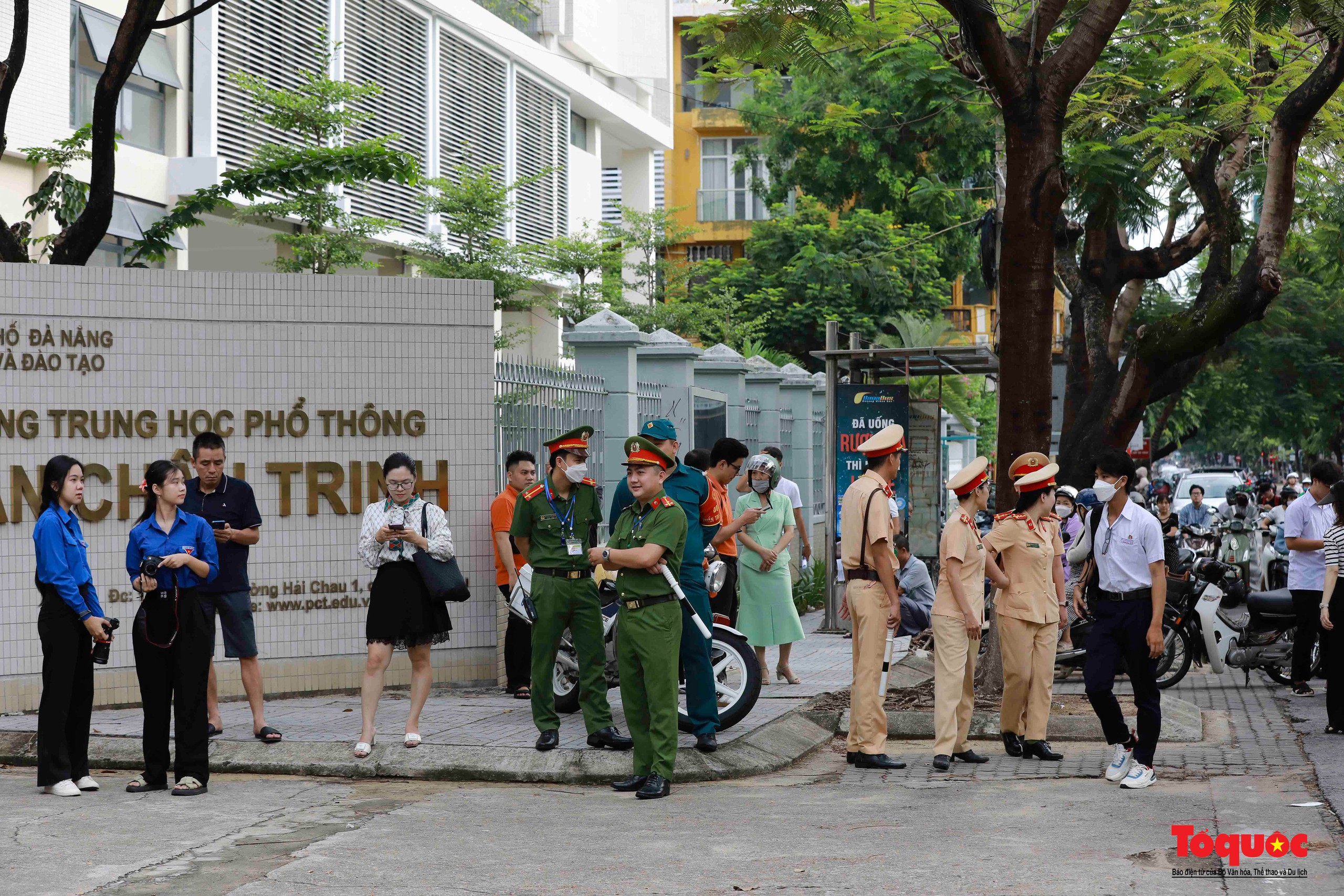 Mais de 13.000 candidatos em Da Nang se inscreveram para o exame de formatura do ensino médio de 2024 - Foto 8. Hơn 13.000 thí sinh ở Đà Nẵng bước vào kỳ thi tốt nghiệp THPT 2024 - Ảnh 8.