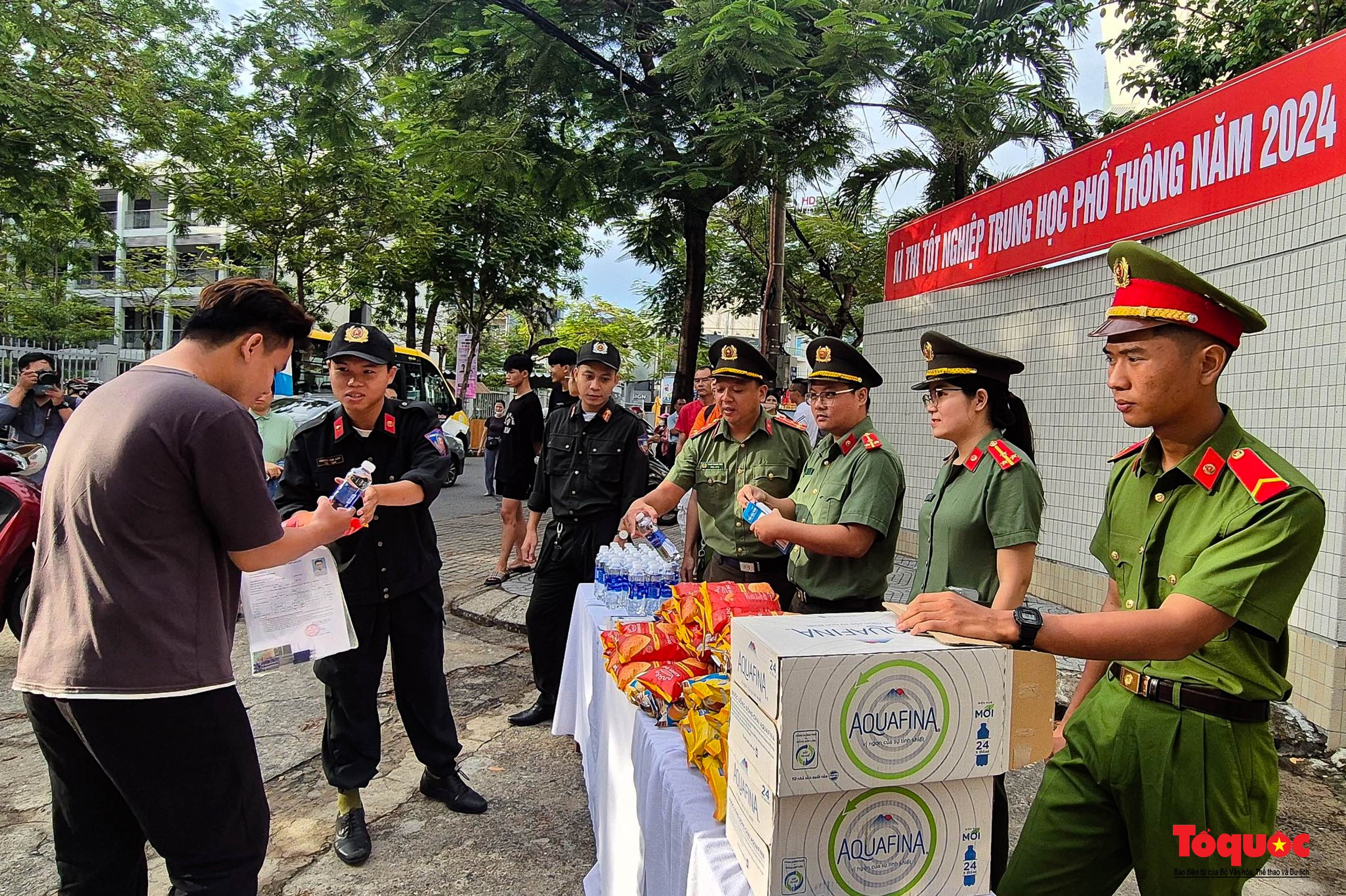 Mais de 13.000 candidatos em Da Nang se inscreveram para o exame de formatura do ensino médio de 2024 - Foto 11. Hơn 13.000 thí sinh ở Đà Nẵng bước vào kỳ thi tốt nghiệp THPT 2024 - Ảnh 11.