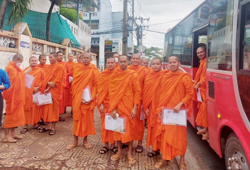 Ấn tượng màu áo cà sa ở điểm thi tốt nghiệp -0