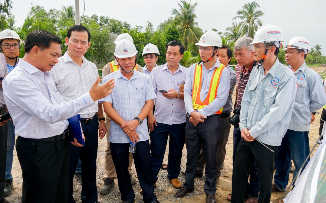 Chủ tịch UBND tỉnh Trần Văn Lâu (bìa trái) kiểm tra tiến độ thi công Dự án thành phần 4. Ảnh: Phương Anh