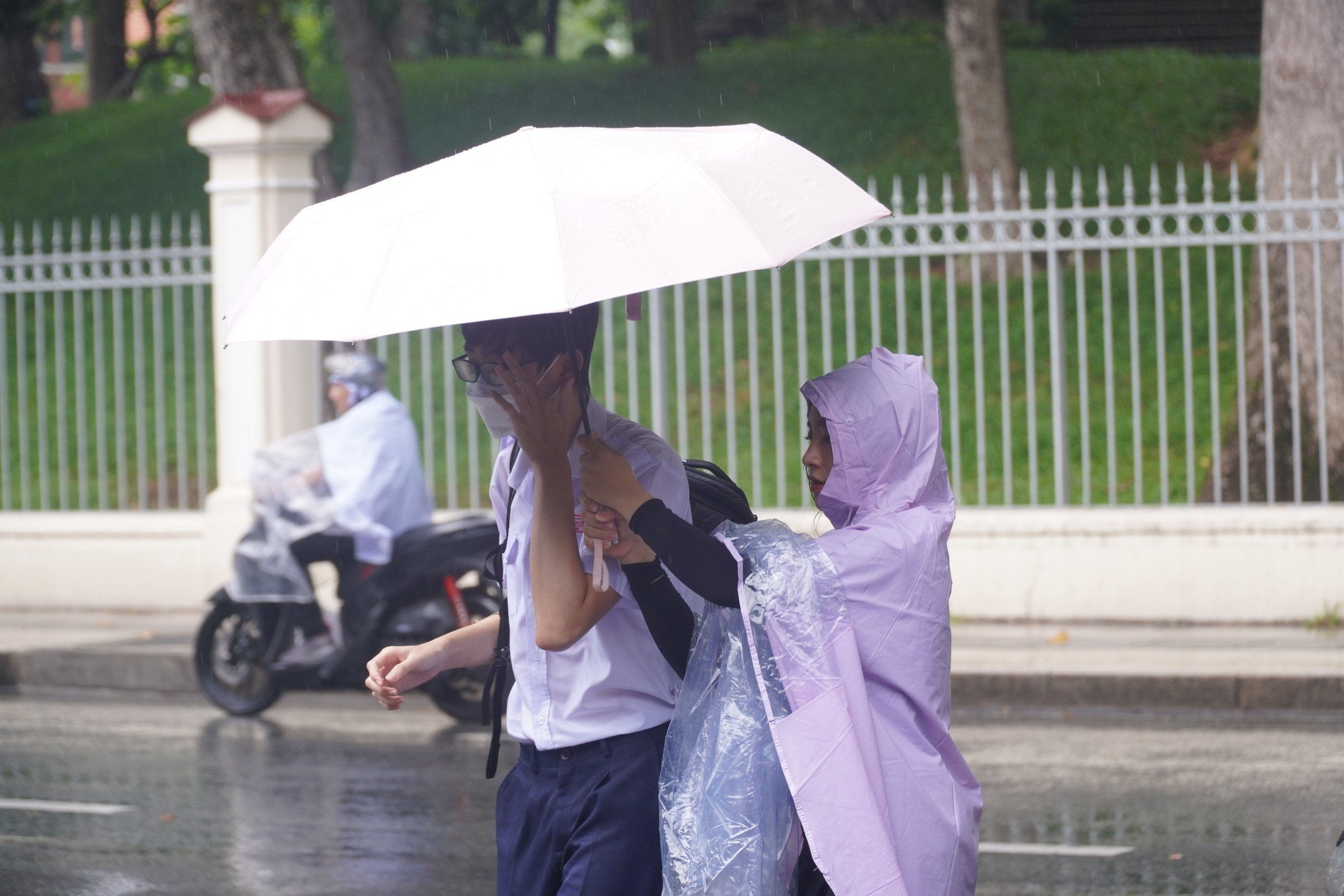 TP HCM mưa trắng trời khi thi môn toán, đón xem giải đề- Ảnh 4.