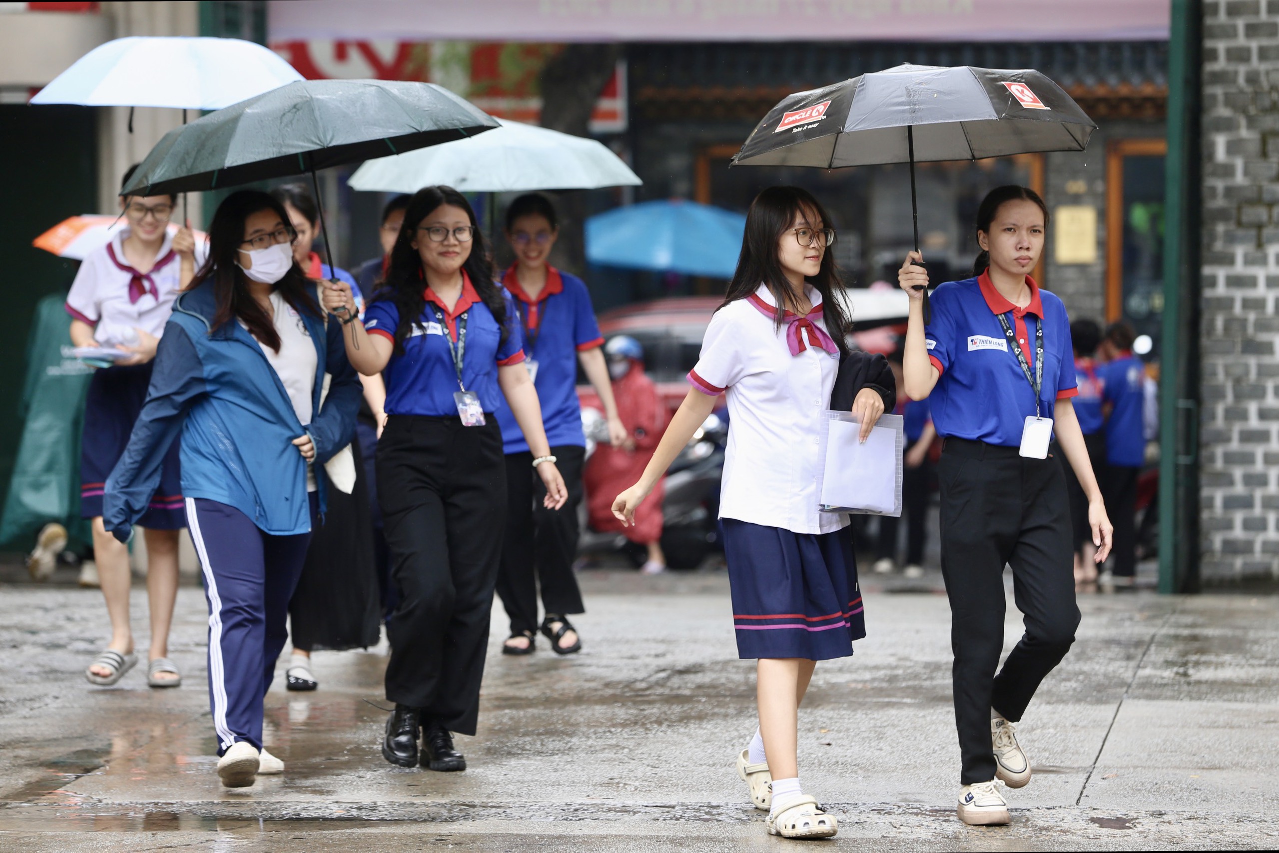 TP HCM mưa trắng trời khi thi môn toán, đón xem giải đề- Ảnh 5.