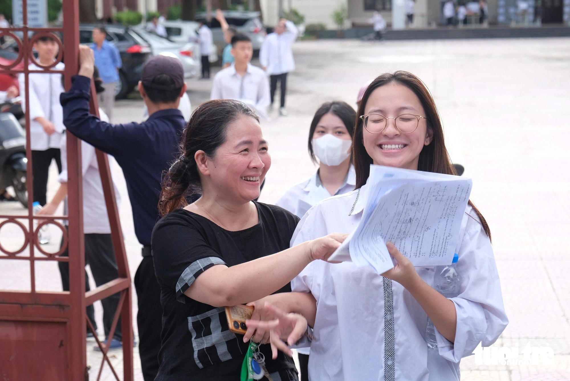 Niềm vui của thí sinh và phụ huynh sau khi làm tốt bài thi môn Toán tại điểm thi trường THPT Hoàng Quốc Việt, TP Bắc Ninh, Bắc Ninh - Ảnh: HÀ QUÂN