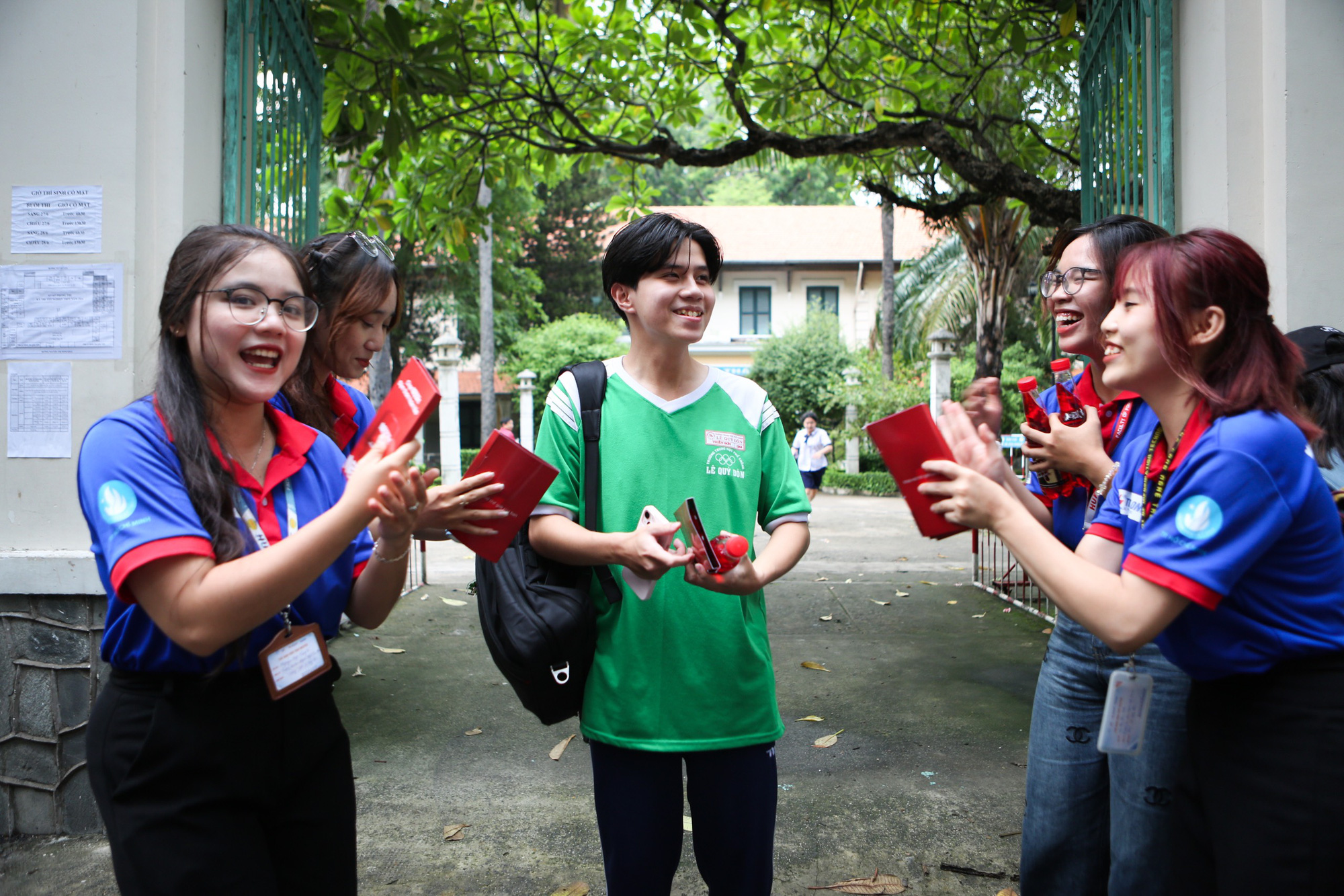 Thiên Sơn (THPT Lê Quý Đôn) hào hứng sau khi hoàn thành bài thi môn toán, em đánh giá đề thi vừa sức, có tính phân loại ở các câu vận dụng - Ảnh: PHƯƠNG QUYÊN