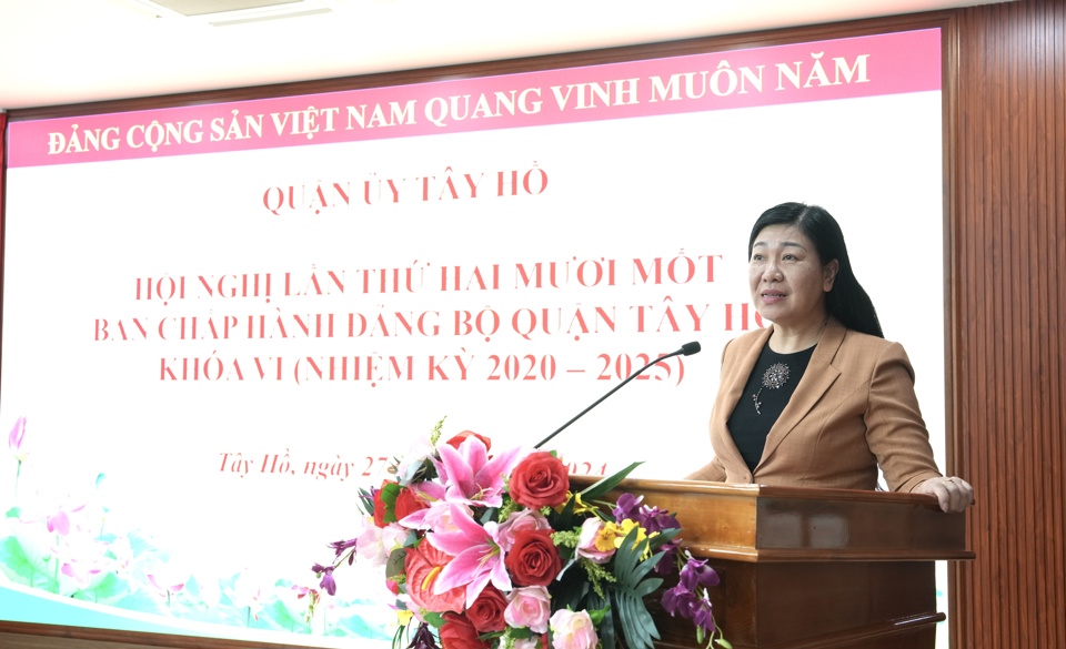 Chủ tịch Ủy ban MTTQ Việt Nam TP Hà Nội Nguyễn Lan Hương phát biểu chỉ đạo tại hội nghị.