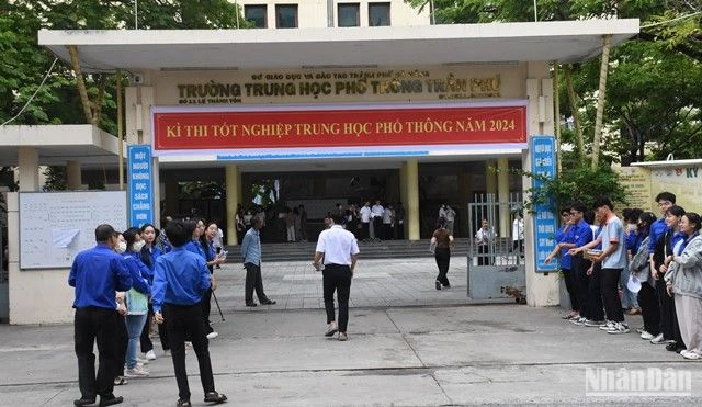 Thí sinh tại Đà Nẵng bước vào môn thi đầu tiên trong thời tiết mát dịu ảnh 4