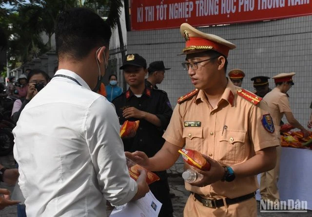 Thí sinh tại Đà Nẵng bước vào môn thi đầu tiên trong thời tiết mát dịu ảnh 7