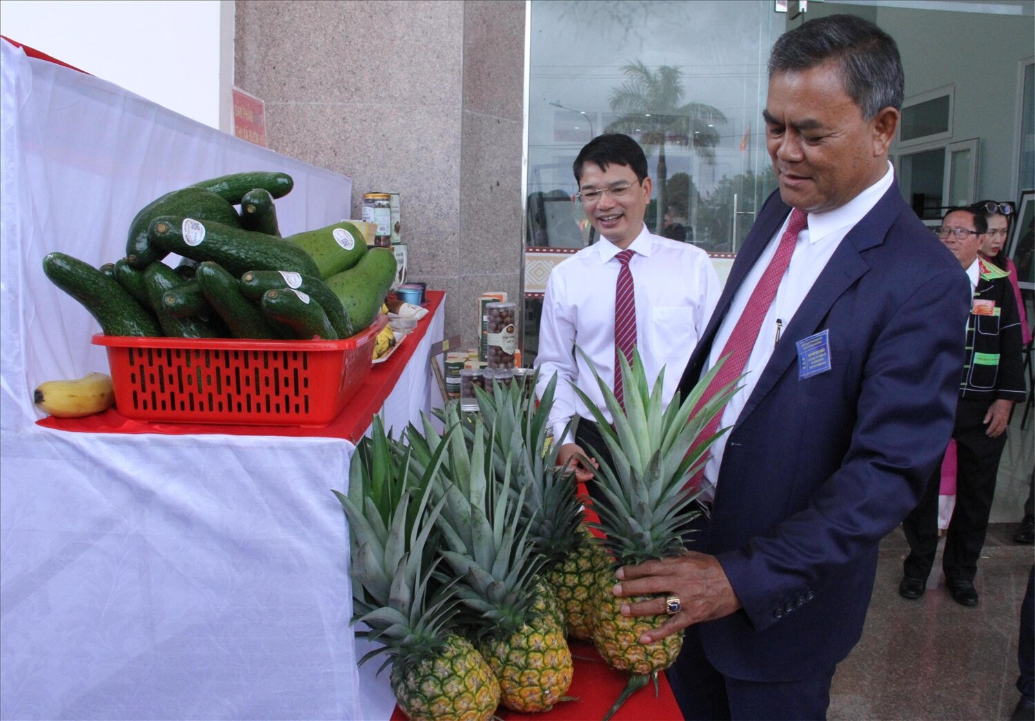 Phó bí thư Tỉnh ủy Đắk Lắk Y Biêr Niê tham quan gian hàng sản phẩm OCOP của thị xã