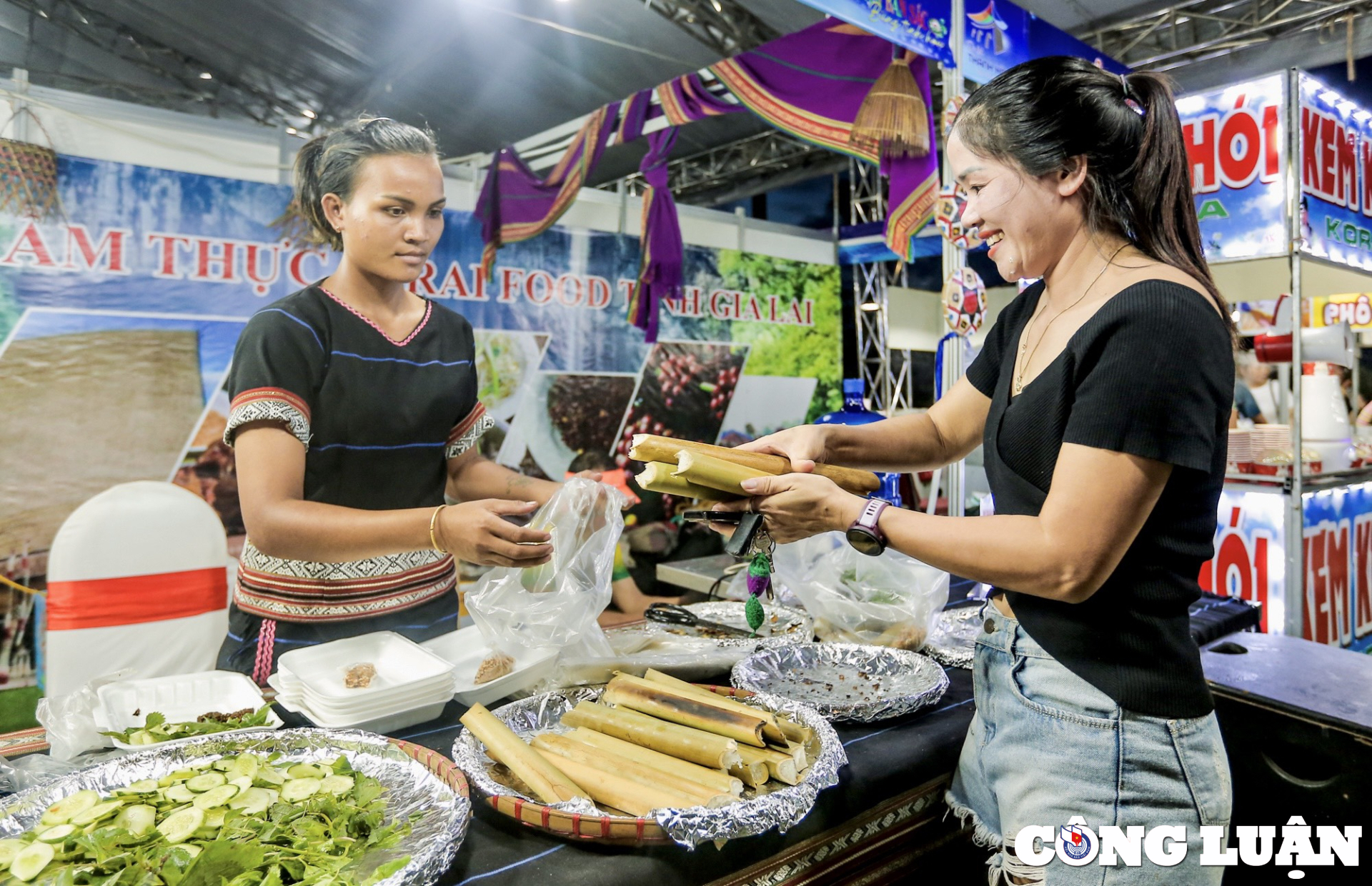 trung bay da dang dac san am thuc xu thanh hinh 3