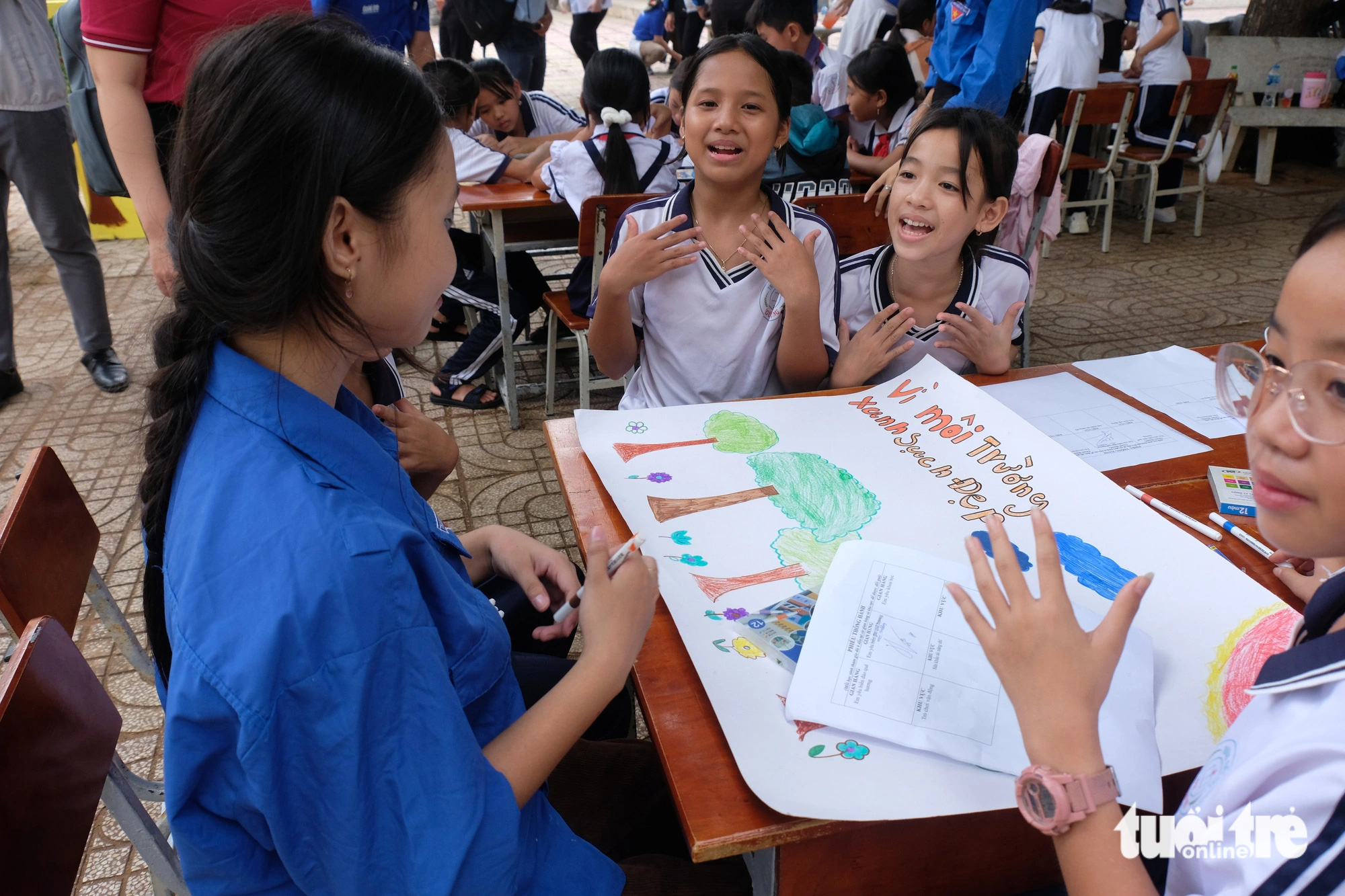 Các em nhỏ Trường tiểu học Ngũ Phụng hào hứng với sân chơi mùa hè được các anh chị chiến sĩ tình nguyện thực hiện - Ảnh: VŨ THỦY