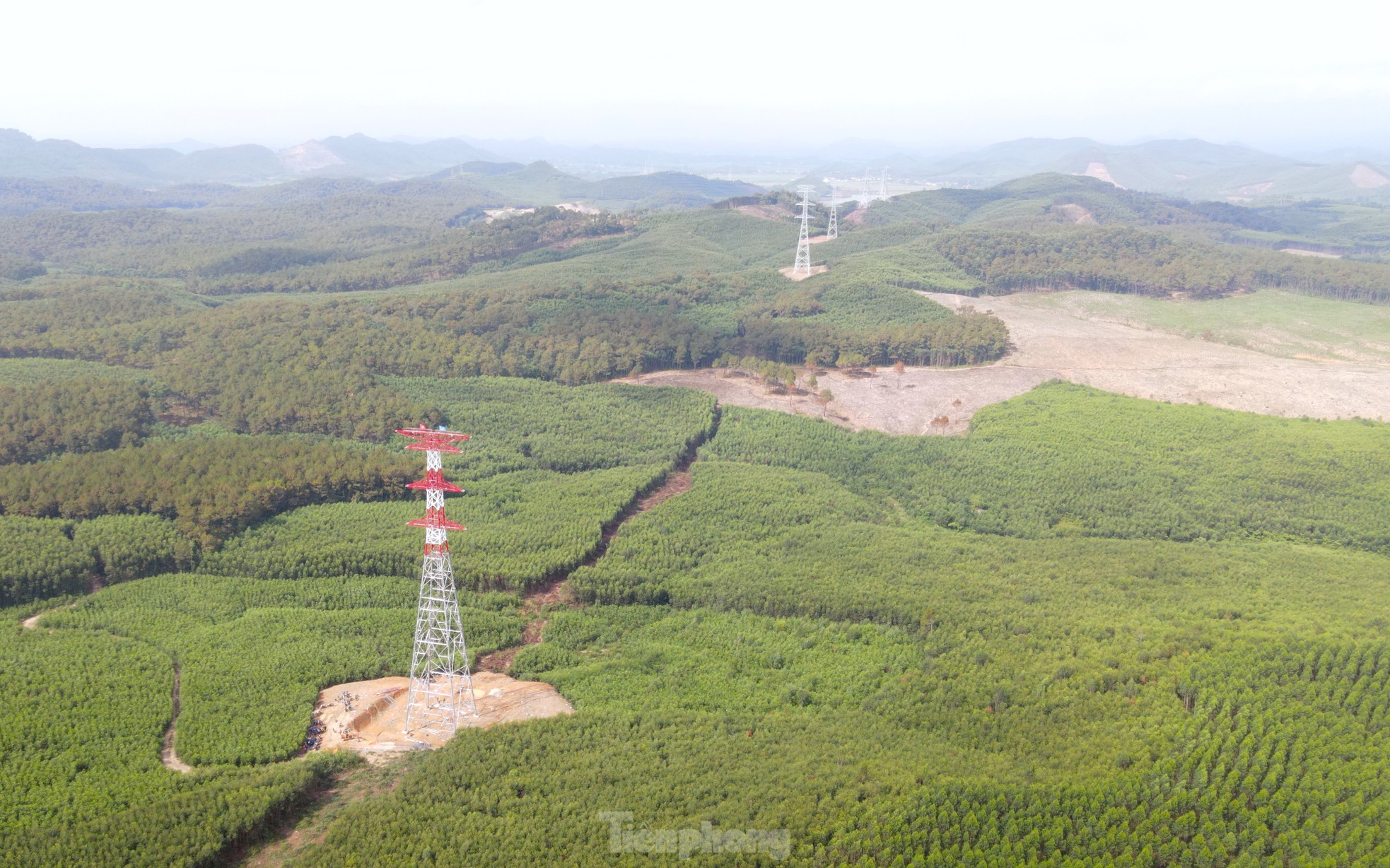 Tự hào lá cờ Đoàn phấp phới tung bay trên cột điện 500kV mạch 3 đoạn qua Nghệ An ảnh 15