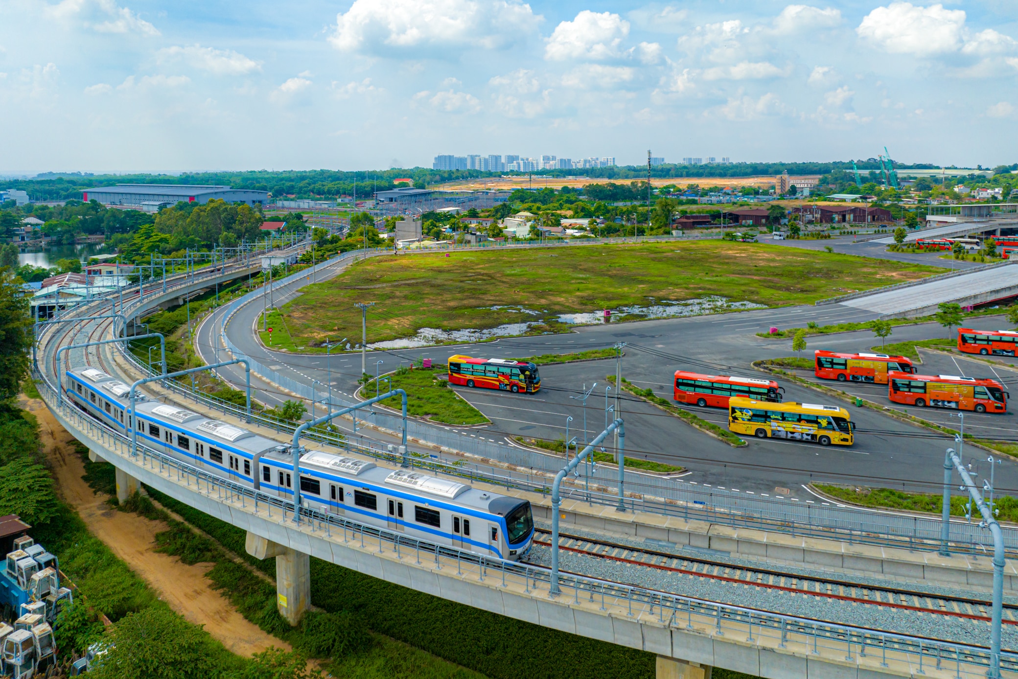 Vì sao TP.HCM đề xuất giữ lại phần ngân sách thu vượt dự toán để làm metro?- Ảnh 1.