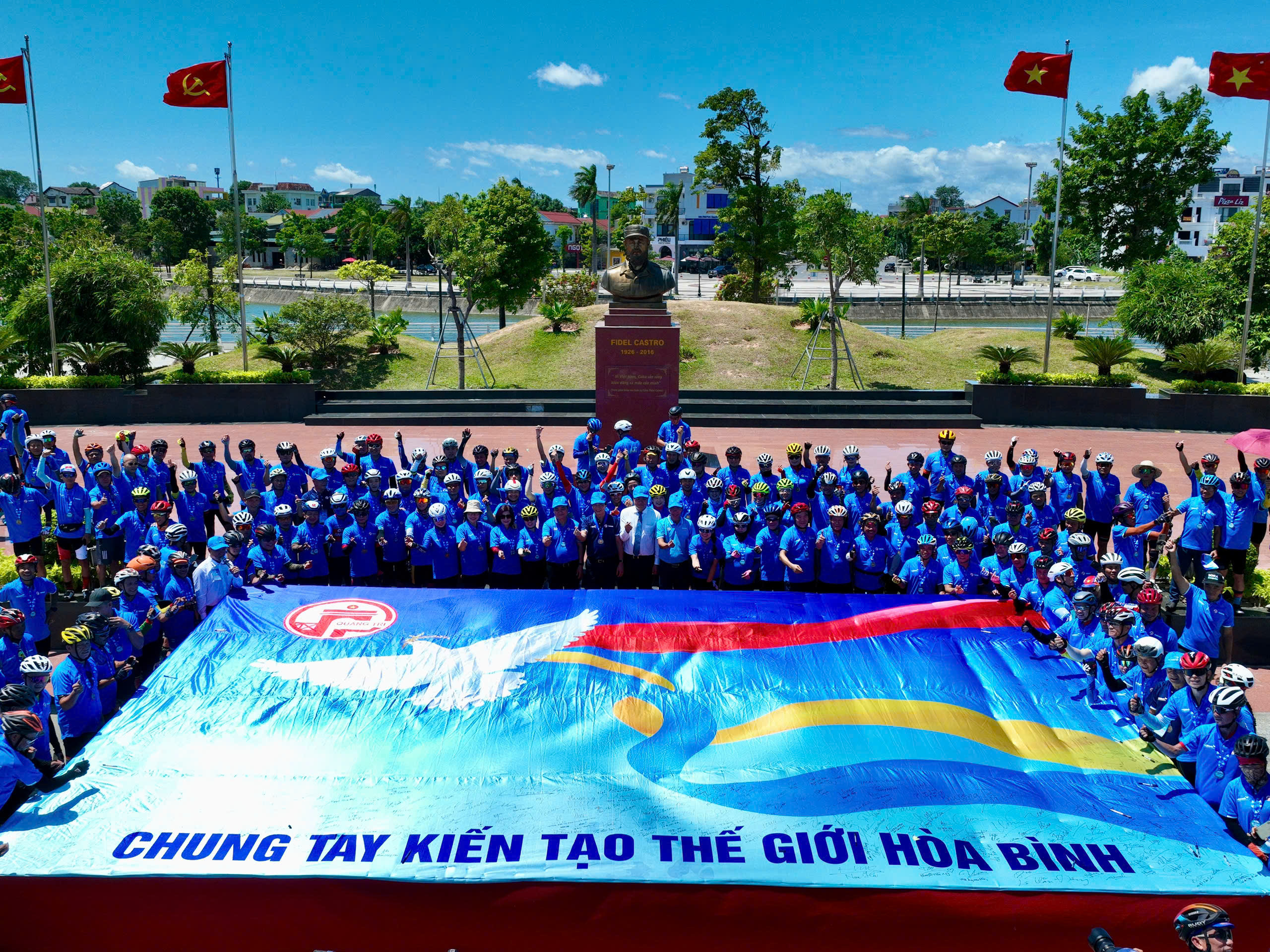 Ký tên lên lá cờ, chuyển đi thông điệp ‘Chung tay kiến tạo thế giới hòa bình’- Ảnh 4.