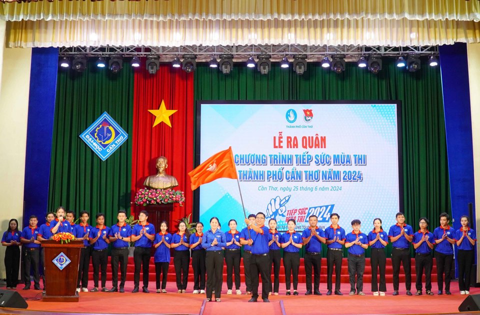 Chương trình "Tiếp sức mùa thi" năm 2024 triển khai tại 25/25 điểm thi trên địa bàn thành phố với hơn 800 đoàn viên thanh niên tham gia làm nhiệm vụ hỗ trợ.