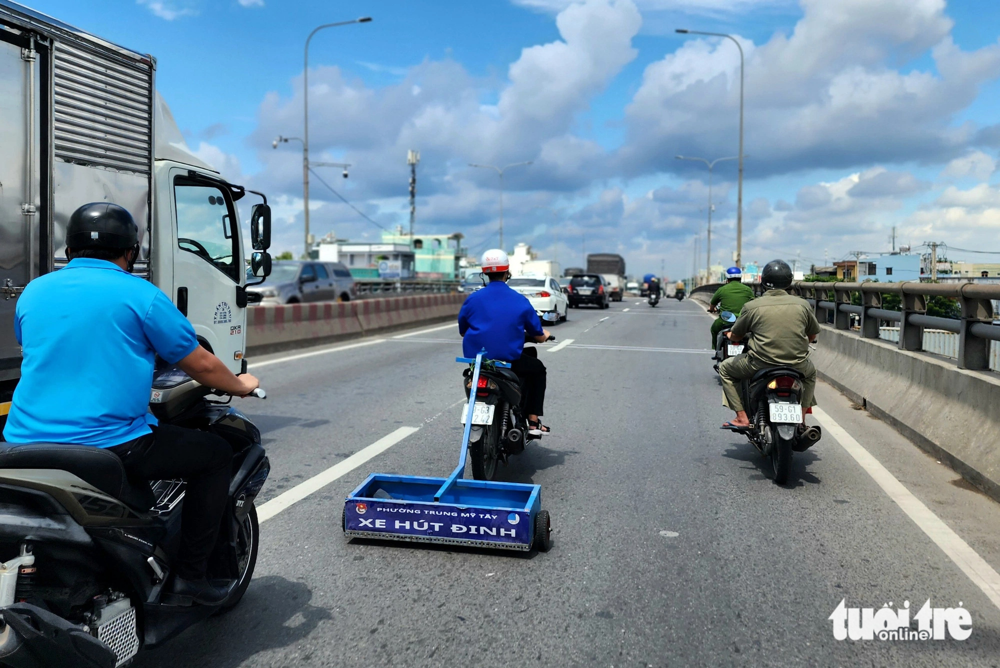 Đoàn thanh niên phường Trung Mỹ Tây (quận 12) phối hợp công an phường triển khai hút đinh trên cầu vượt An Sương vào trưa 29-6