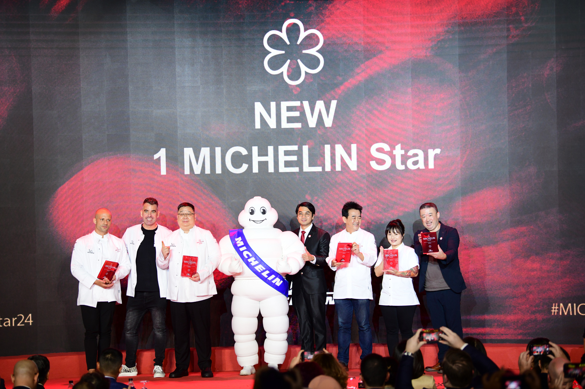 Trao giải cho những nhà hàng đạt 1 sao Michelin Guide - Ảnh: QUANG ĐỊNH