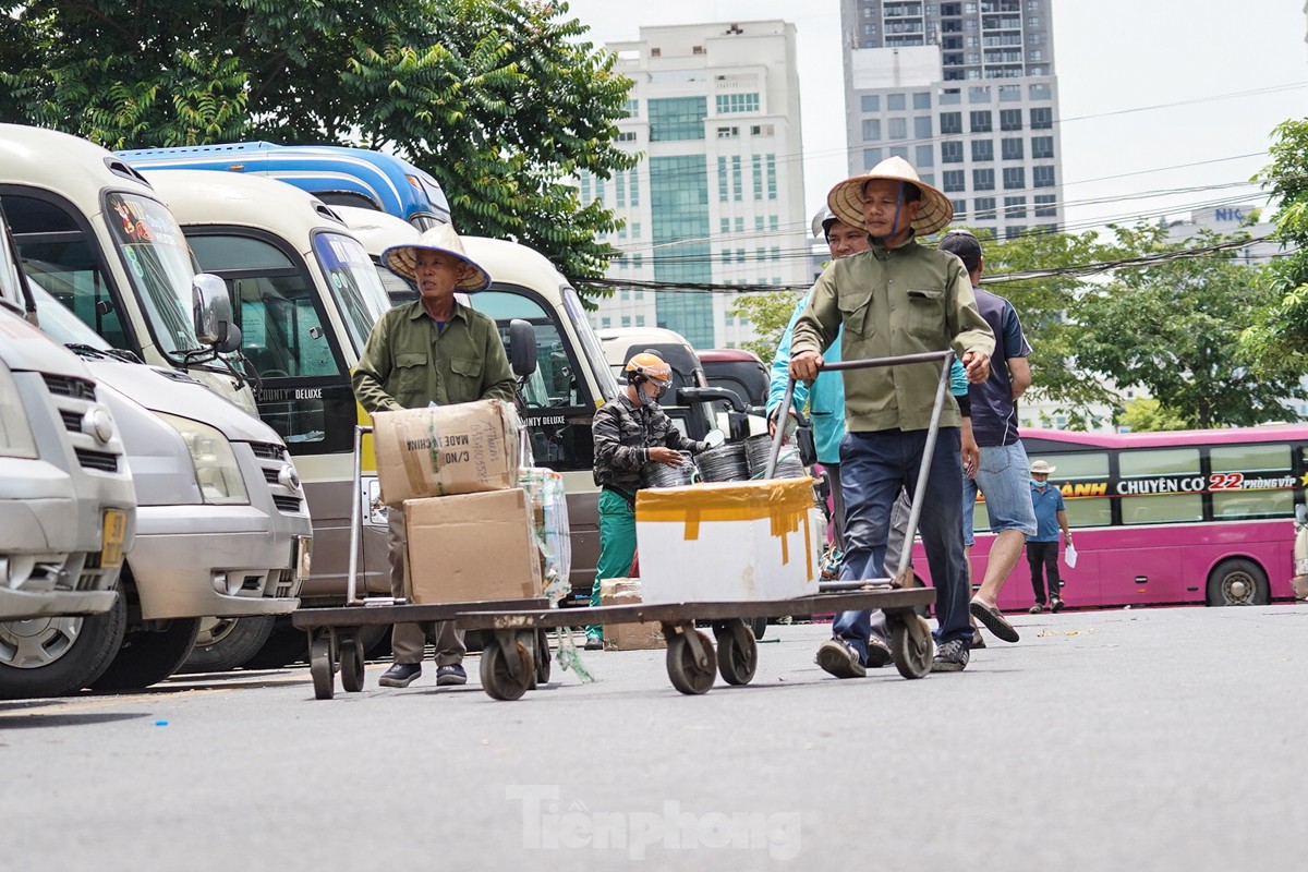 Người lao động vật vã mưu sinh dưới cái nắng như rang, mặt đường hơn 50 độ C ở Hà Nội ảnh 7