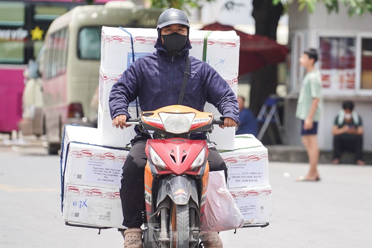 Người lao động vật vã mưu sinh dưới cái nắng như rang, mặt đường hơn 50 độ C ở Hà Nội ảnh 11