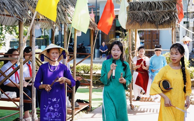 Hàng trăm giáo viên, học sinh hào hứng giao lưu, lan toả nghệ thuật Bài Chòi - Ảnh 2.