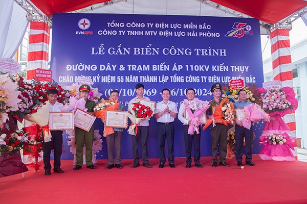 Khen thưởng các đơn vị, cá nhân có thành tích thực hiện Dự án. Ảnh: Thu Nguyễn