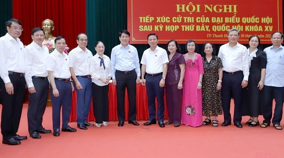 Thường trực Ban Bí thư Lương Cường chụp ảnh lưu niệm cùng các đồng chí lãnh đạo tỉnh và cử tri TP Thanh Hóa.