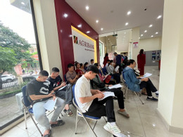 អតិថិជនទិញមាសនៅ Agribank Cau Giay.jpg