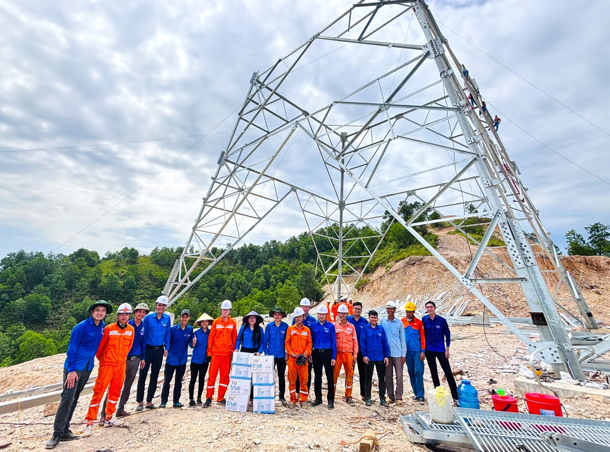 Ấm lòng bữa cơm tình nguyện trên công trường đường điện 500kV mạch 3 ảnh 1