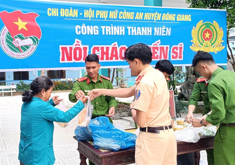 Mô hình "Nồi cháo chiến sĩ" được cán bộ, chiến sĩ Công an huyện Đông Giang duy trì hàng tháng, nhằm chia sẻ cùng người bệnh.