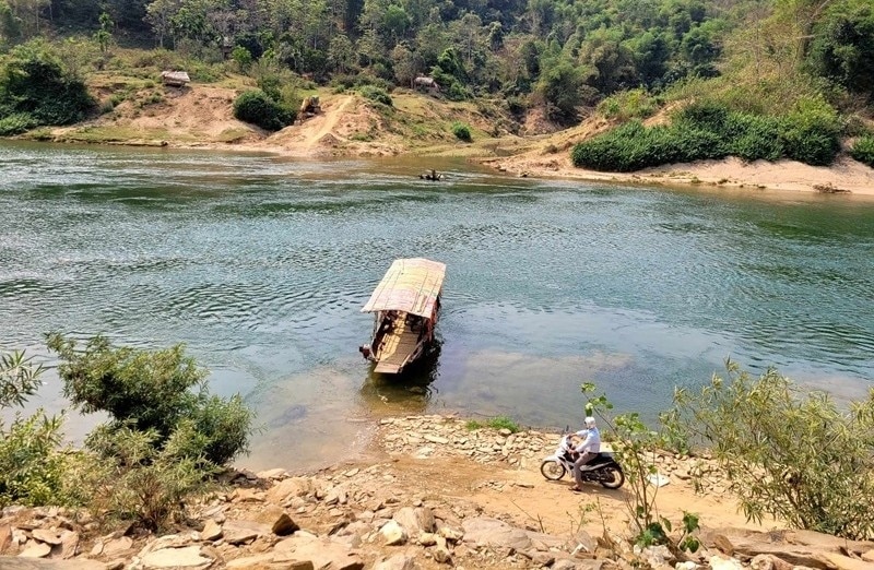 Người dân bản Vui muốn đến trung tâm xã chỉ có duy nhất một con đường là đi đò qua sông Mã