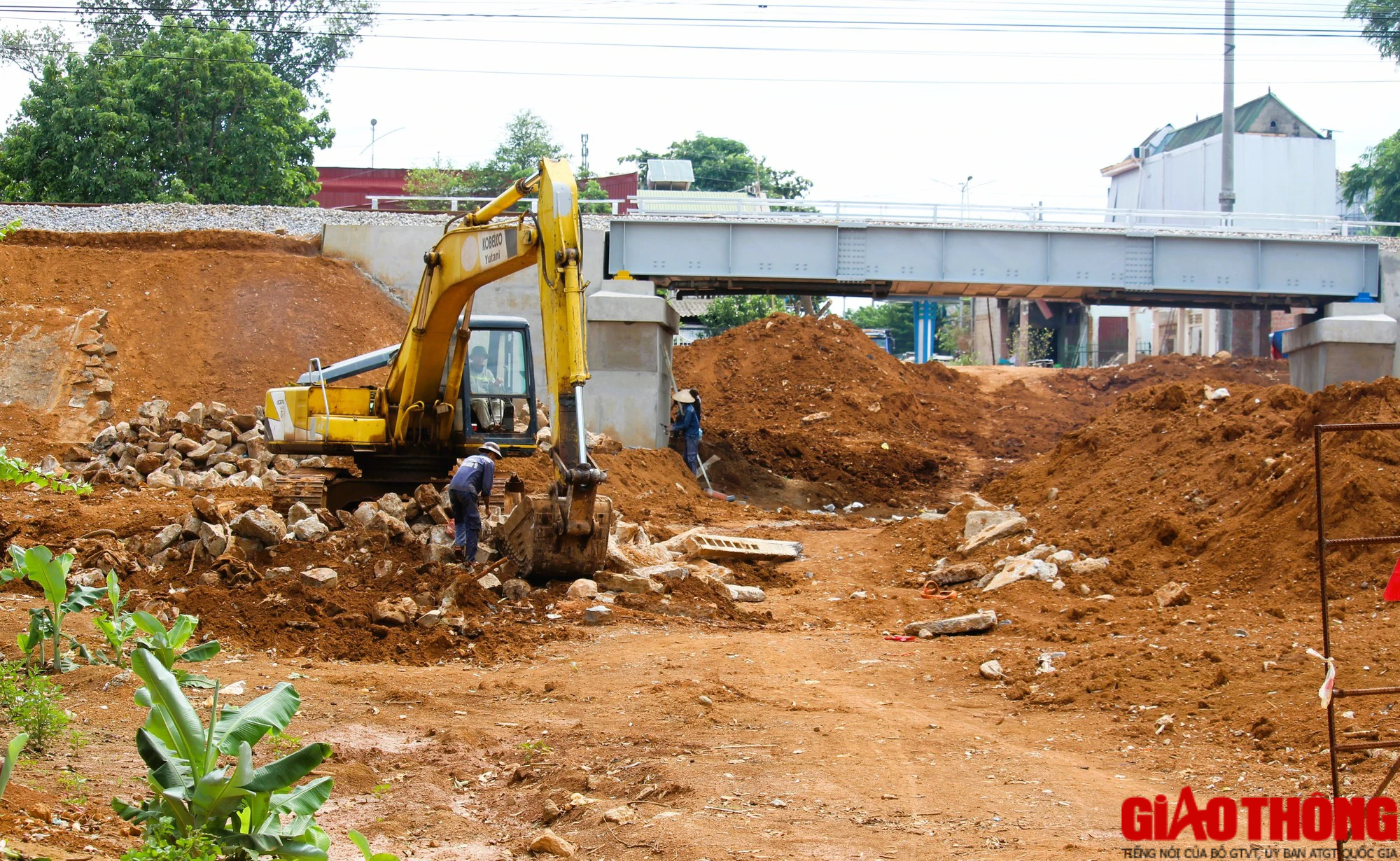 Bàn giao mặt bằng sạch hạng mục cầu chui đường sắt ở Quảng Trị trước ngày 15/9 - Ảnh 1.