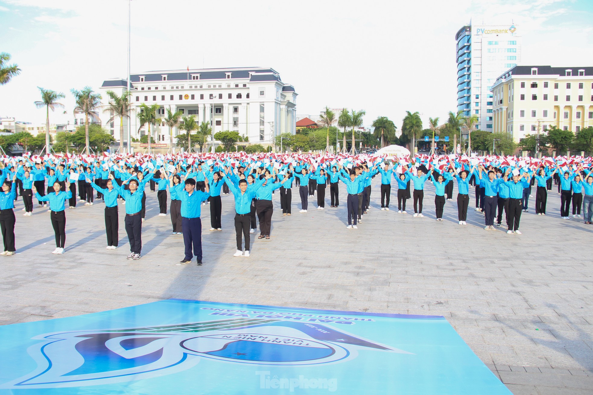 Bạn trẻ Đà Nẵng đồng diễn Semaphore chào mừng Đại hội Hội LHTN TP lần VIII ảnh 1