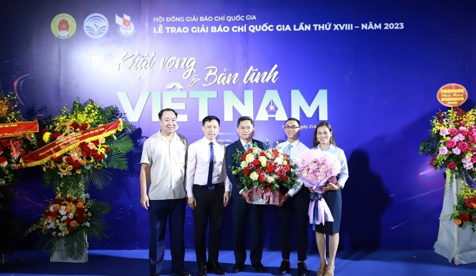 Phó Chủ tịch UBND TP Hà Nội Hà Minh Hải chúc mừng tác giả Nguyễn Văn Thắng và Báo Kinh tế & Đô thị tại lễ trao Giải Báo chí quốc gia lần thứ XVIII