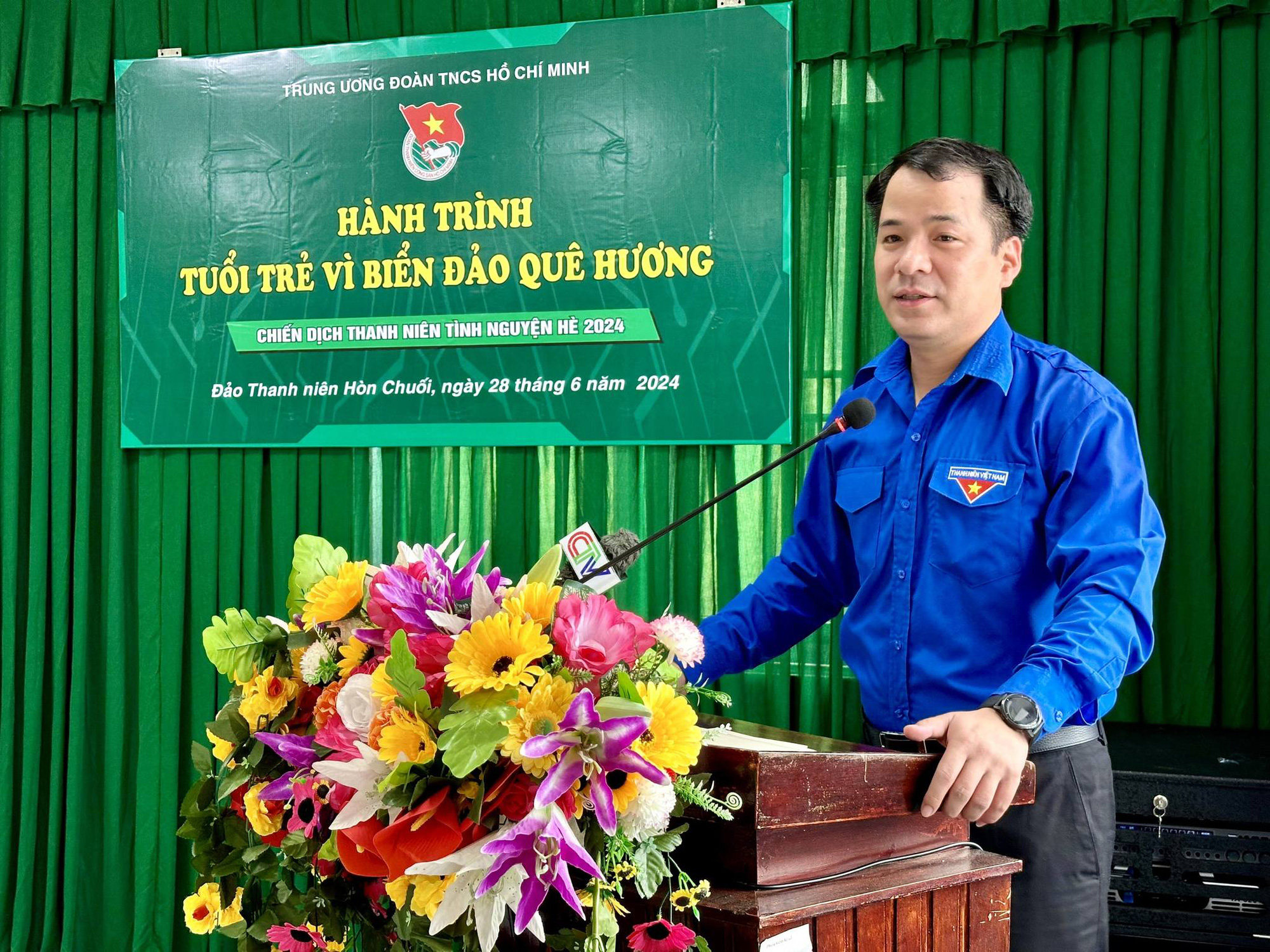 Bí thư Trung ương Đoàn Ngô Văn Cương làm việc tại đảo Hòn Chuối - Ảnh: Cổng thông tin Trung ương Đoàn