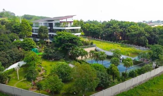 Biet thu hoanh trang nhu resort cua bac si tham my noi tieng